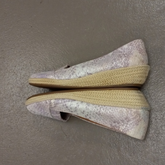 Gentle Souls by Kenneth Cole Cream& Lavender with Silver Shimmer Open Toe Wedges - Picture 10 of 13